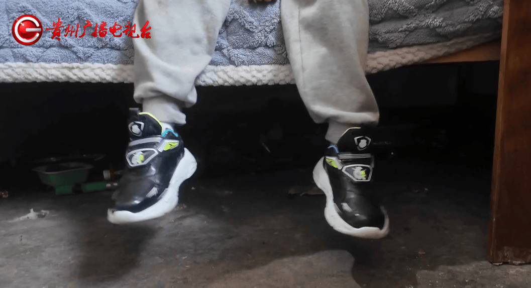 心酸!12岁男孩“独居”贵阳一安置房内<strong></p>
<p>比特币交易市场</strong>,父亲回应:迫于无奈,因为……