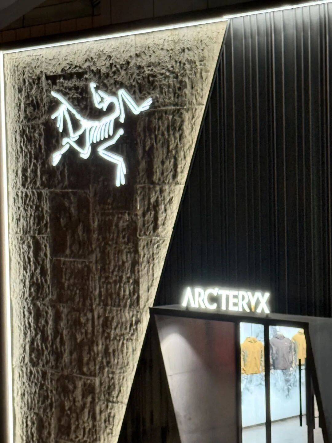 消费者开始退货<strong></p>
<p>今日比特币价格</strong>！始祖鸟又被曝海内外道歉内容不一致