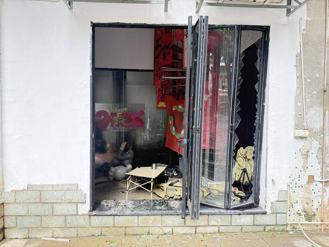 台风天珠海一司机驾越野车造浪冲破多家店玻璃<strong></p>
<p>比特币历史价格</strong>,警方:行拘10日!