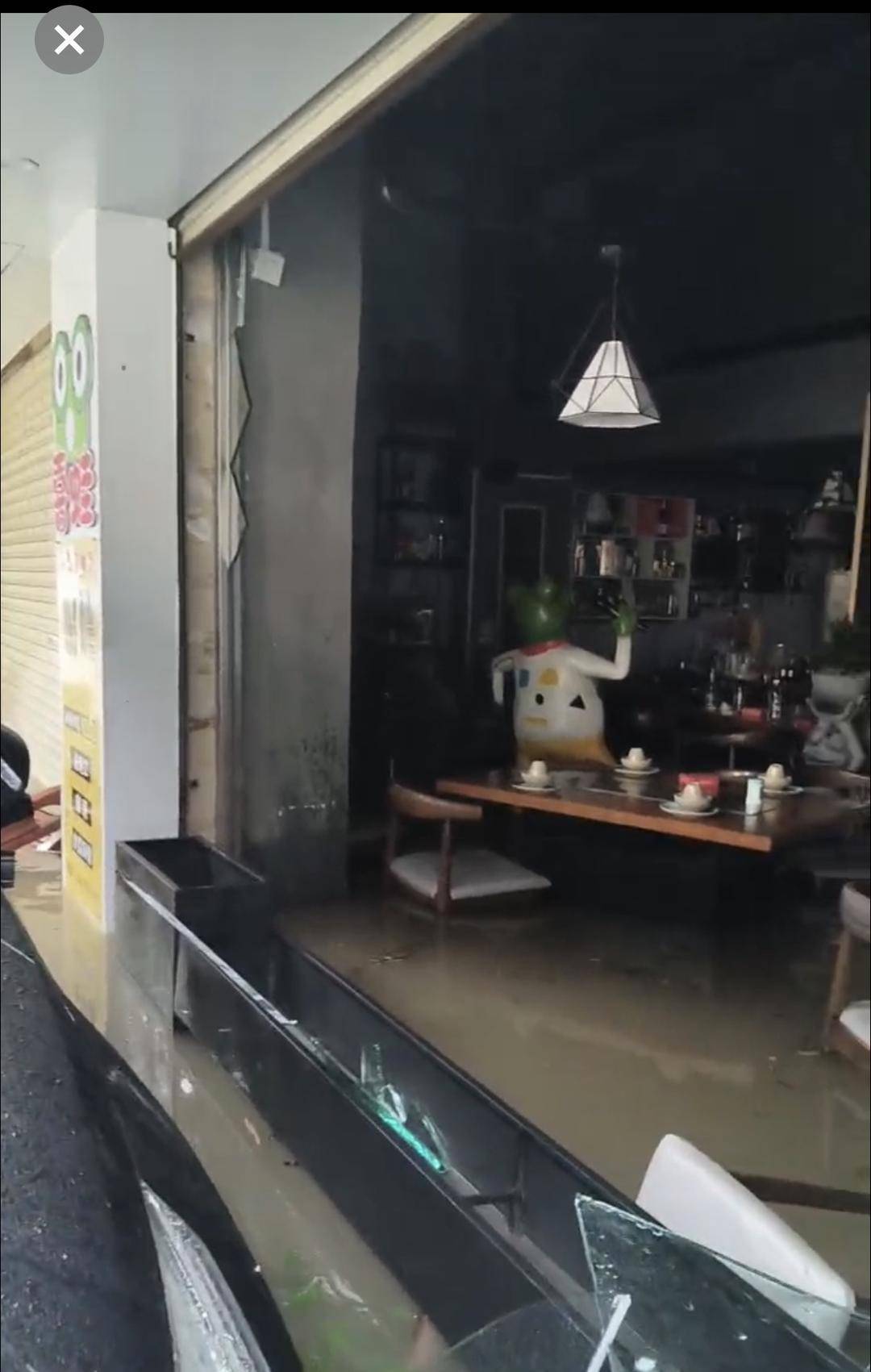 台风天珠海一司机驾越野车造浪冲破多家店玻璃<strong></p>
<p>比特币历史价格</strong>,警方:行拘10日!