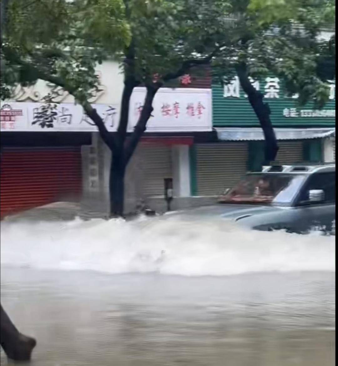 台风天珠海一司机驾越野车造浪冲破多家店玻璃<strong></p>
<p>比特币历史价格</strong>,警方:行拘10日!