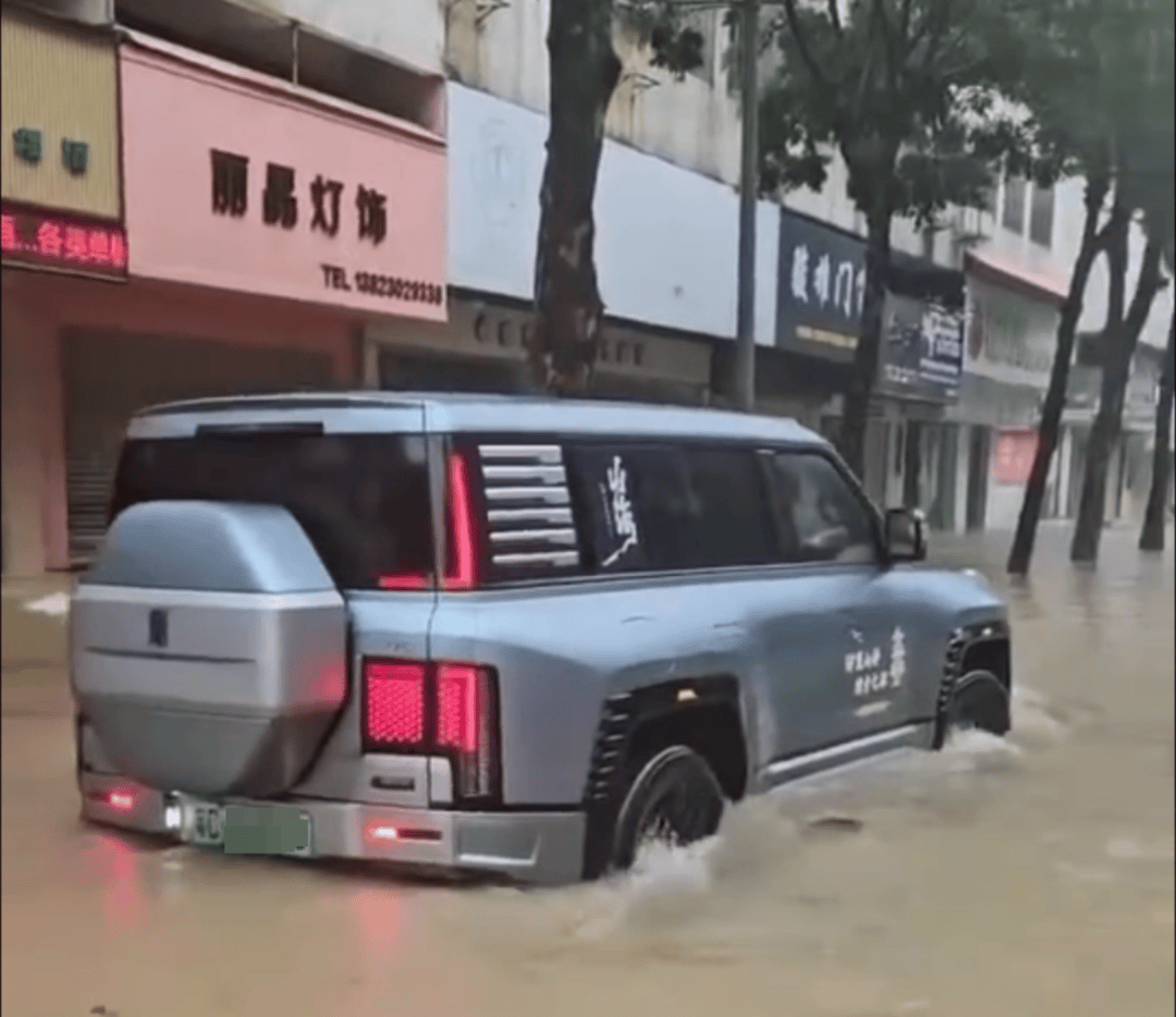 台风天珠海一司机驾越野车造浪冲破多家店玻璃<strong></p>
<p>比特币历史价格</strong>,警方:行拘10日!