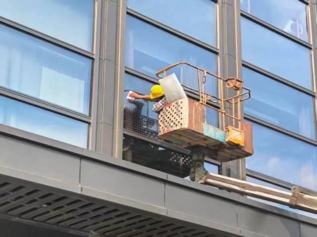 北京一座大厦楼下躺了14只鸟<strong></p>
<p>比特币今日行情走势</strong>，12只已死亡！元凶竟是玻璃