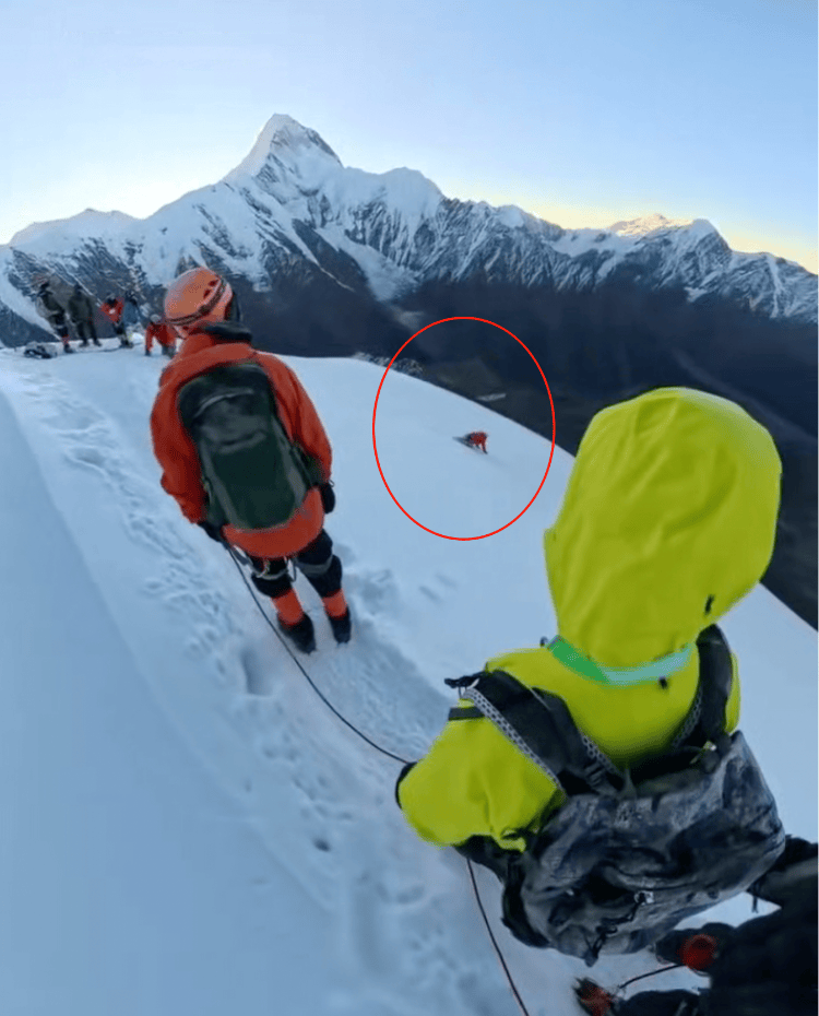 海拔5588米雪山上男子滑坠遇难 亲人:<strong></p>
<p>比特币今日行情走势</strong>他解开安全绳给同行游客拍照被冰爪绊倒