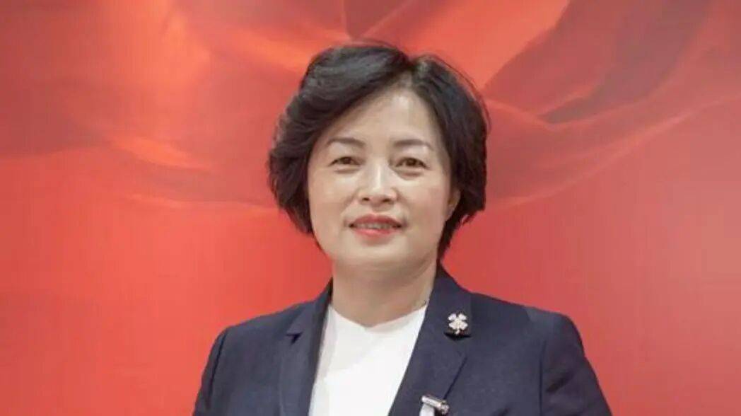 崔国静，多次收受下属、老板送的现金、消费卡、名牌女包、化妆品、保健品、高档白酒