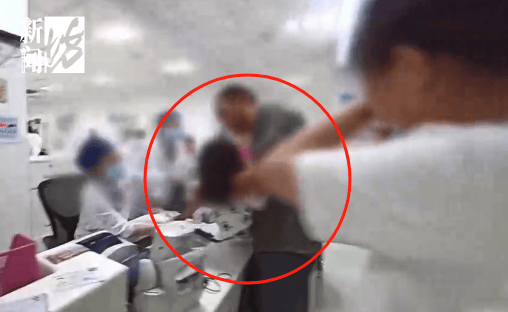 事发上海晚高峰!汹涌车流中<strong></p>
<p>比特币多少钱</strong>,一男子绝望跳车,直奔民警而去……