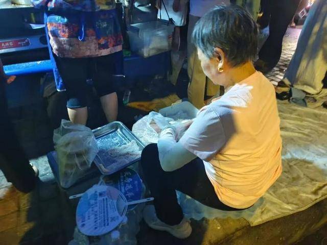 被流量砸中的“鸡排哥”：炸到中暑<strong></p>
<p>比特币多少钱</strong>，每天睡三四个小时，怕辜负顾客不舍得休息