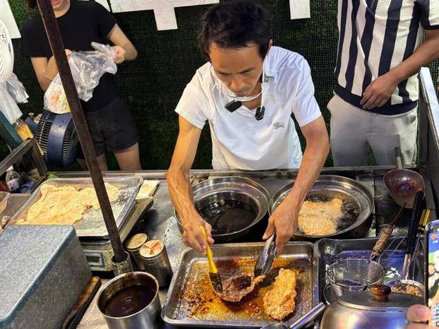 被流量砸中的“鸡排哥”：炸到中暑<strong></p>
<p>比特币多少钱</strong>，每天睡三四个小时，怕辜负顾客不舍得休息