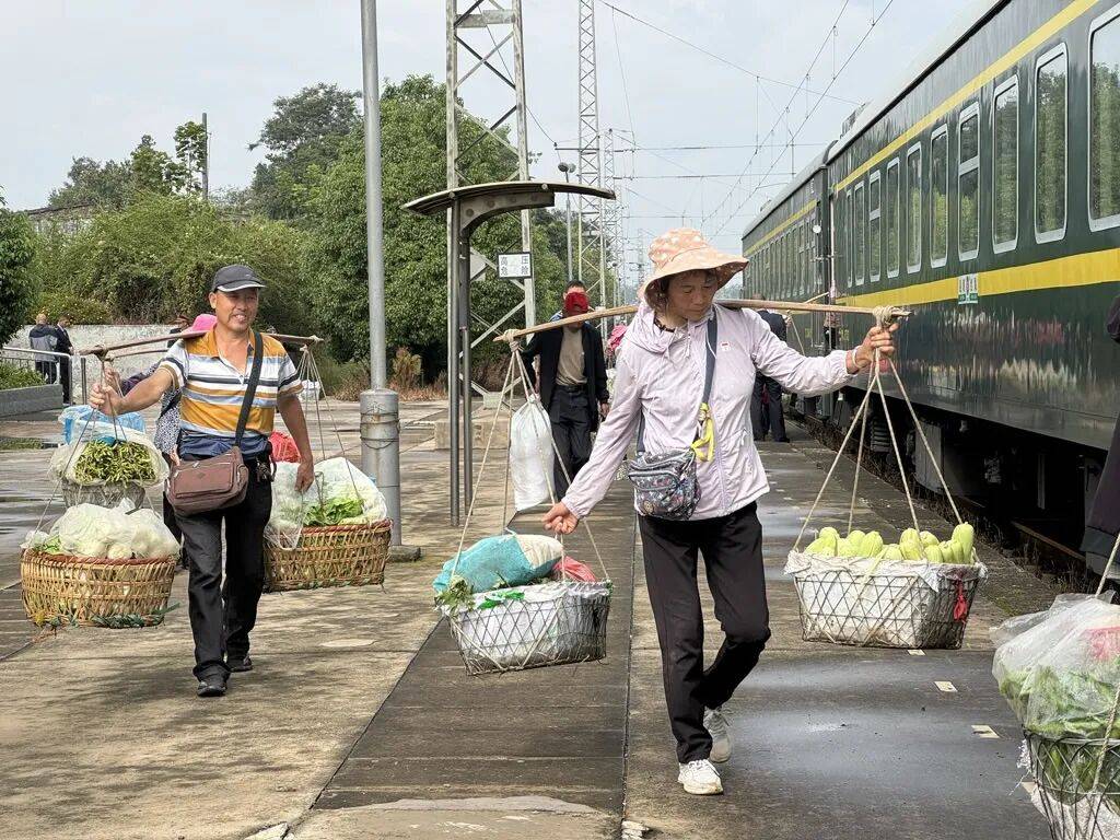 纸质火车票退场<strong></p>
<p>比特币多少钱</strong>,每道折痕里都藏着远方、爱情与山河记忆