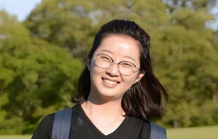 章莹颖男友国庆探望章父并协助直播<strong></p>
<p>美元比特币</strong>,网友劝其早点结婚,本人回应