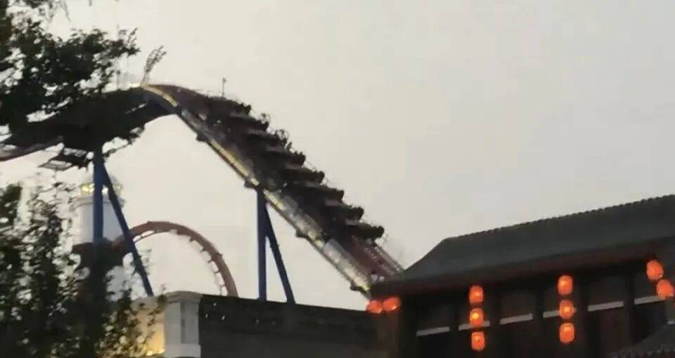 苏州一过山车运行中突然暂停，游客从高空扶梯步行撤离，园方回应