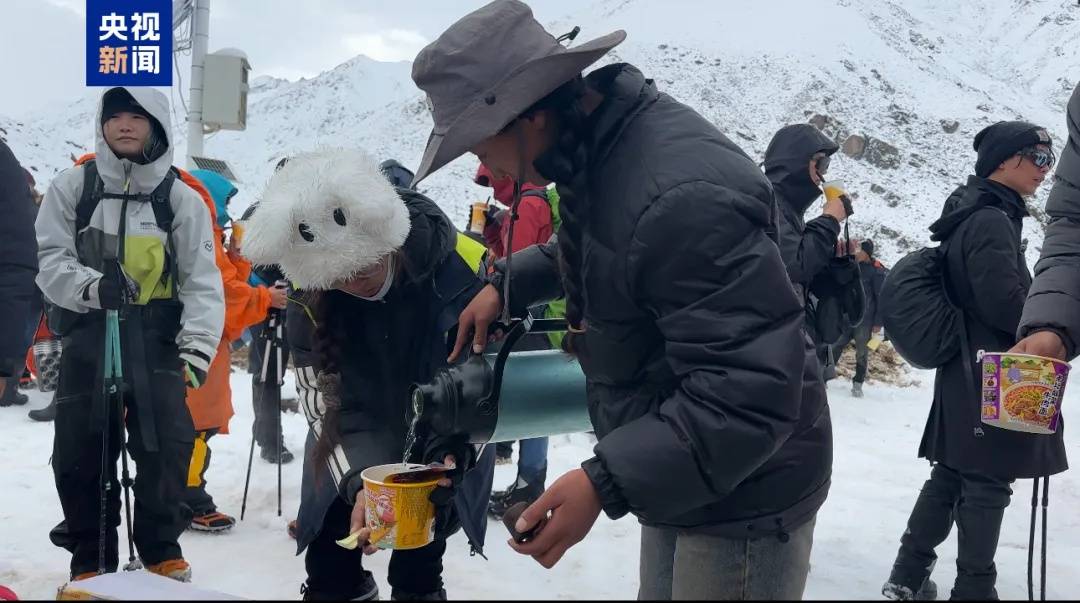 珠峰景区游客被困最新进展:已有350名游客获救<strong></p>
<p>比特币人民币</strong>,其余200多名游客已全部取得联系