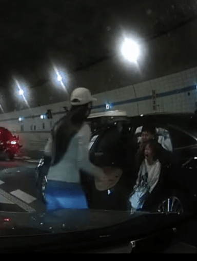 广州一男孩跪地拦车救母感动全网<strong></p>
<p>比特币人民币</strong>，妈妈回应：哭着看完视频，“没有想到孩子这么爱我”