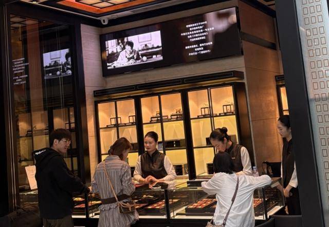 金价创历史新高！北京黄金消费“量价齐飞”<strong></p>
<p>比特币最高价格</strong>，年轻人买金饰当“理财”，买涨不买跌成共识｜华夏双节观察