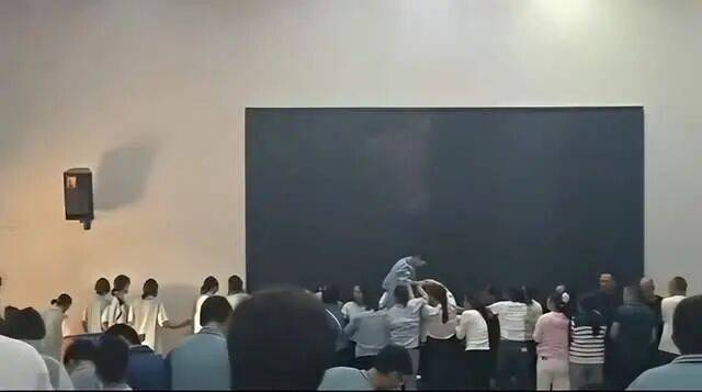 家长们跪成一排<strong></p>
<p>比特币最高价格</strong>,学生蒙眼从背上踩过?教育局回应河南一中学举办活动引热议:正调查处理