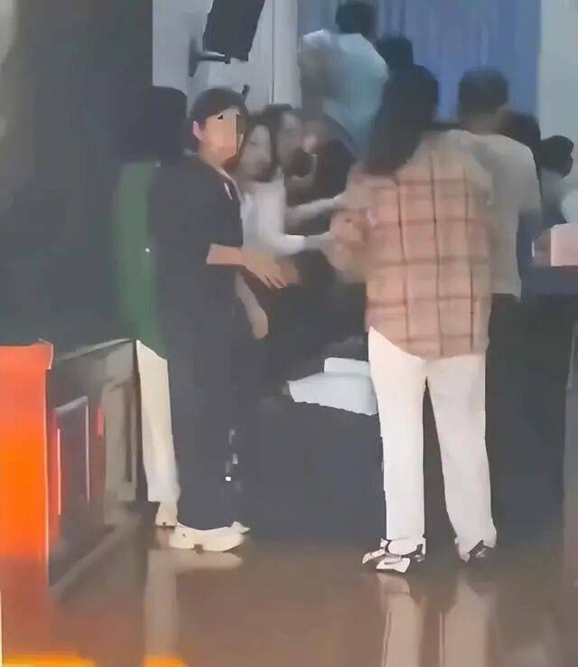 家长们跪成一排<strong></p>
<p>比特币最高价格</strong>,学生蒙眼从背上踩过?教育局回应河南一中学举办活动引热议:正调查处理