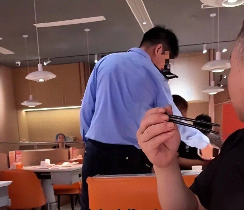 小伙和女友餐厅吃饭<strong></p>
<p>比特币今日最新价格行情</strong>,被民警赶来戴铐带走;警方回应:其女友与一离家女孩“撞脸”,错抓已道歉