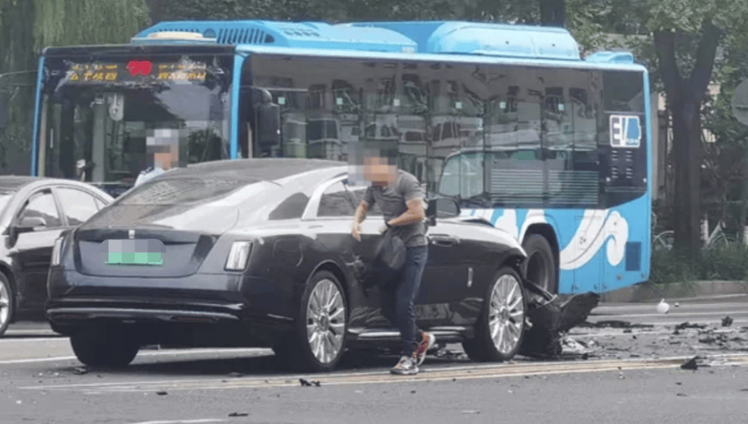 “劳斯莱斯逆行车祸”事件白车家属发声:“丈夫多处骨折!往后日子不知道怎么过”<strong></p>
<p>比特币今日最新价格行情</strong>,陈震深夜再道歉,并回应“我方律师会全力配合”