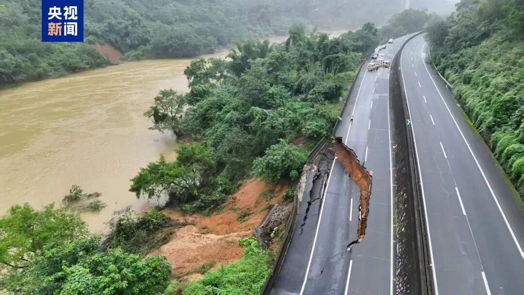 广西百色一高速公路开裂下沉!裂缝长约30米<strong></p>
<p>比特币的价格</strong>,塌陷处最深超2米