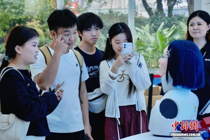 成都春熙路机器人热潮涌动 “锦江智造”融景入生活