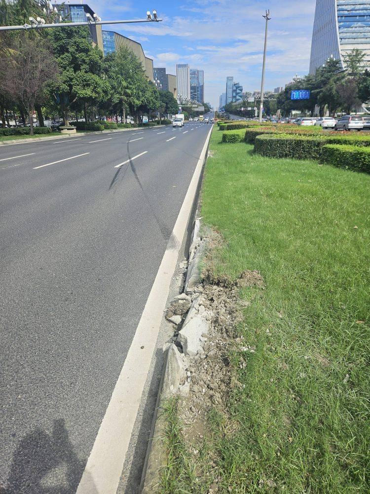 成都发生一起严重交通事故<strong></p>
<p>比特币实时</strong>,上游新闻实地探访:燃烧留下的印记仍在