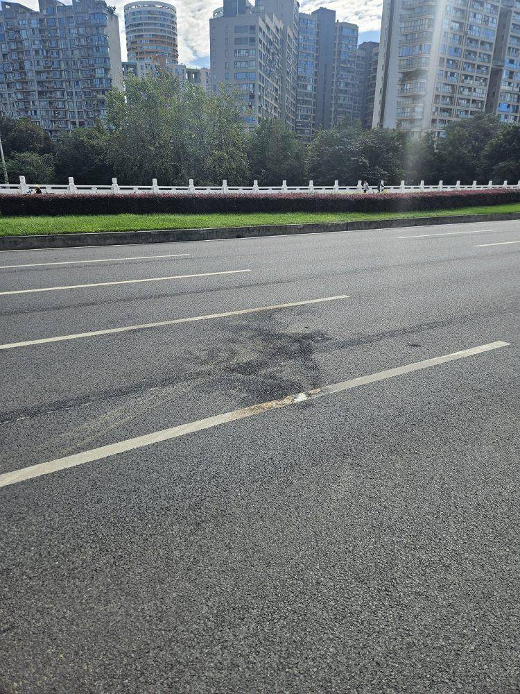 成都发生一起严重交通事故<strong></p>
<p>比特币实时</strong>,上游新闻实地探访:燃烧留下的印记仍在