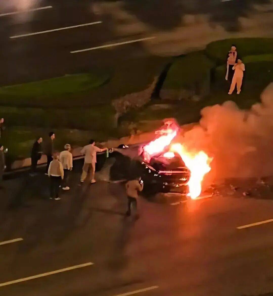 一辆SU7碰撞后爆燃<strong></p>
<p>比特币实时</strong>,多人救援未果!小米股价重挫近8%!