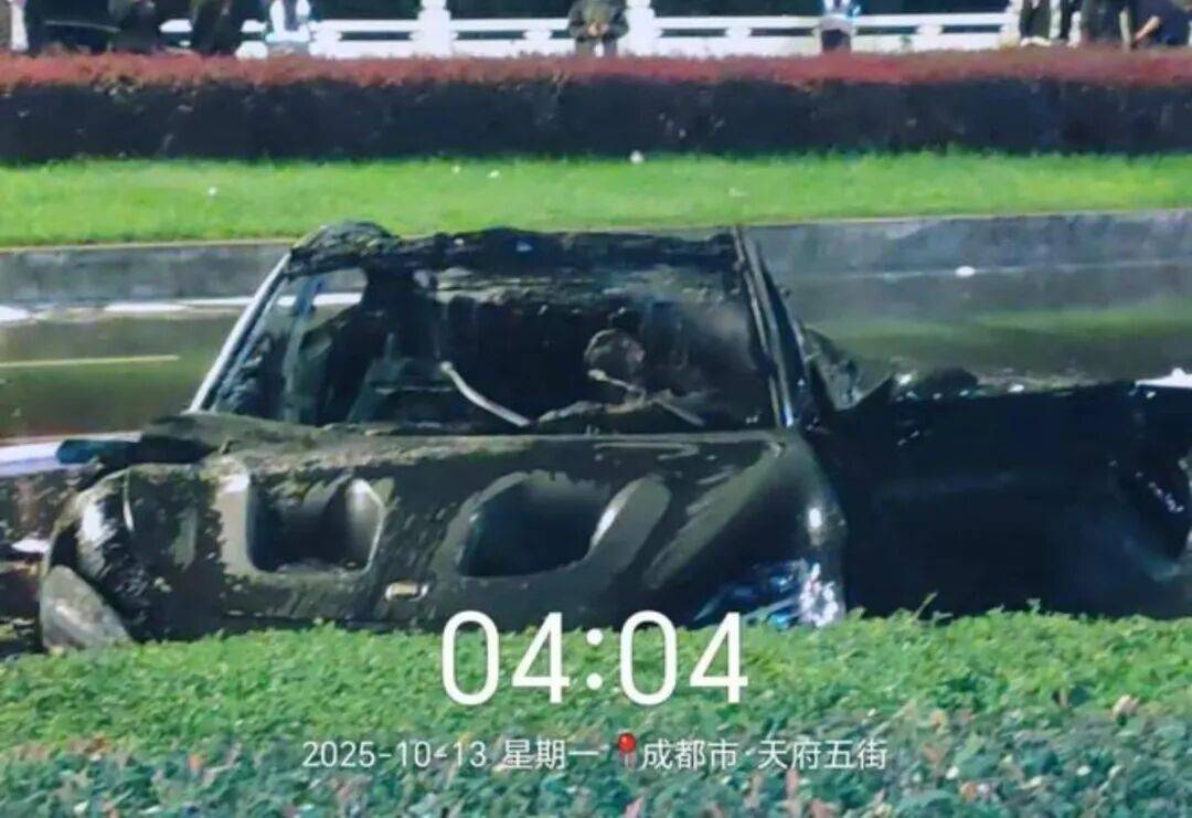 一辆SU7碰撞后爆燃<strong></p>
<p>比特币实时</strong>,多人救援未果!小米股价重挫近8%!