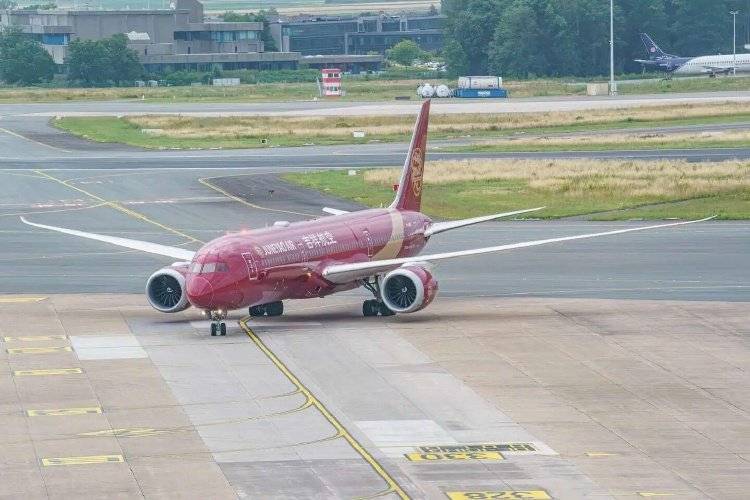 安全员捡走旅客落在飞机上的手机<strong></p>
<p>比特币实时</strong>，吉祥航空：已解聘该员工