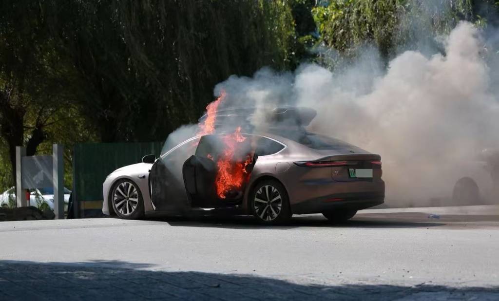 一辆蔚来牌轿车在大理一景区外起火<strong></p>
<p>比特币历年价格</strong>,一家四口撤离及时无伤亡