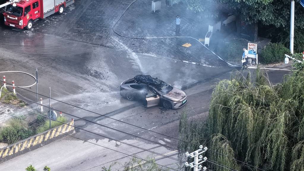 一辆蔚来牌轿车在大理一景区外起火<strong></p>
<p>比特币历年价格</strong>,一家四口撤离及时无伤亡