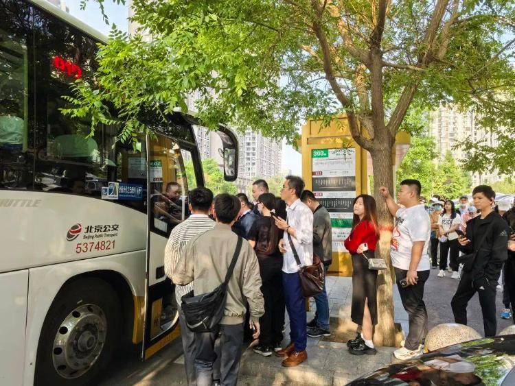 建议“公交老年卡高峰期禁用”，能解决问题吗？