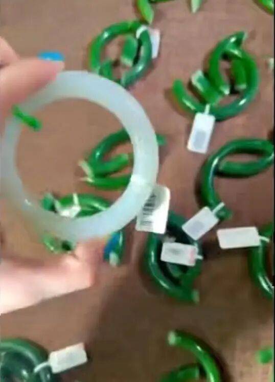 苏州一20岁店员不小心摔碎一盒玉镯损失百万<strong></p>
<p>购买比特币</strong>,老板未要赔偿安慰小伙别有压力