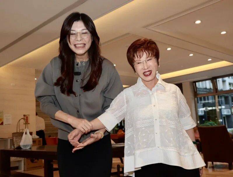 到底支持谁当党主席?当着郑丽文的面<strong></p>
<p>比特币实时走势图</strong>,洪秀柱说出了自己的答案