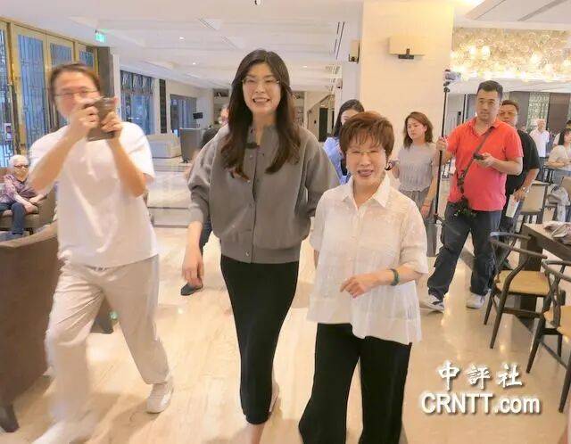 到底支持谁当党主席?当着郑丽文的面<strong></p>
<p>比特币实时走势图</strong>,洪秀柱说出了自己的答案