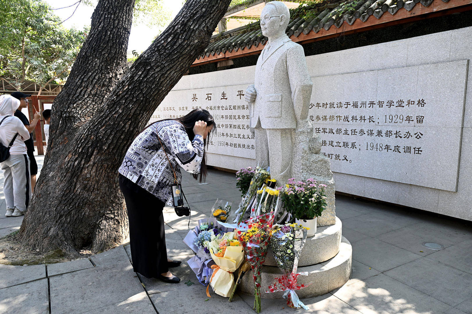 《沉默的荣耀》联合出品人:<strong></p>
<p>比特币视频</strong>我们最终选择向真实深深鞠躬