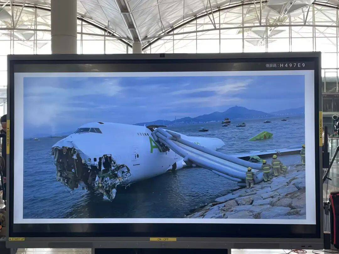 机身断成两截<strong></p>
<p>比特币视频</strong>,2名遇难者在海下约7米处被找到,巡逻车在飞机跑道外被撞进海里,香港机场飞机坠海事故更多细节披露