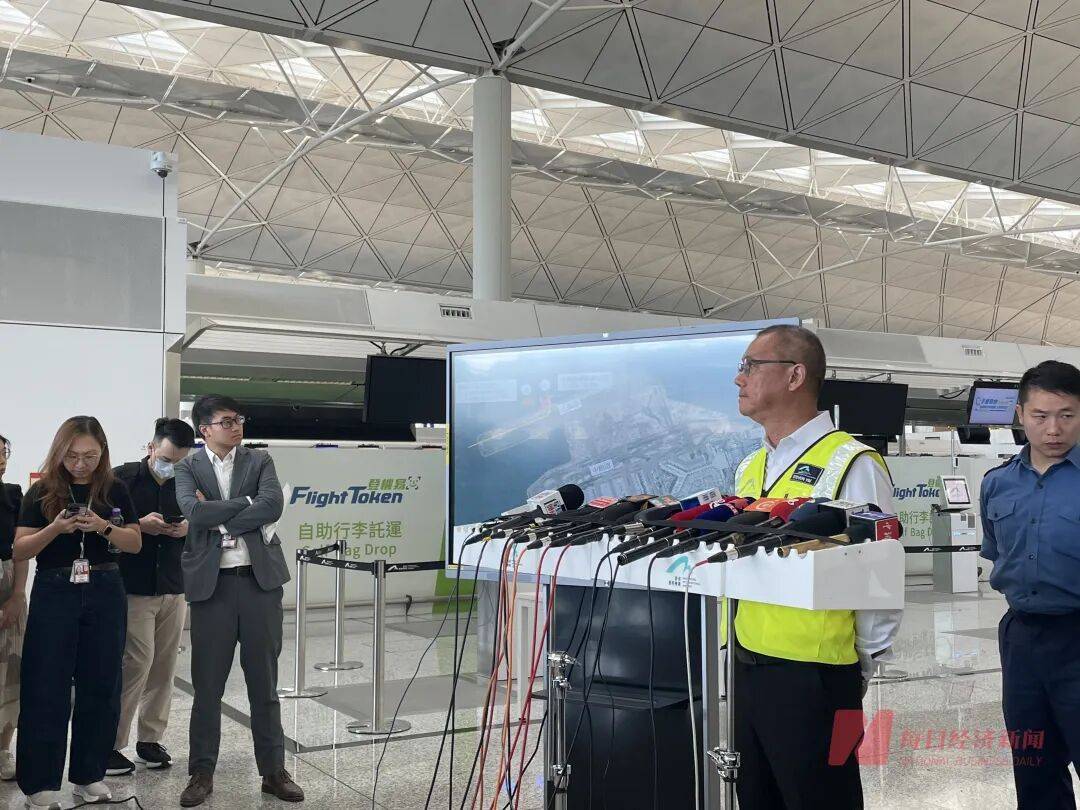 机身断成两截<strong></p>
<p>比特币视频</strong>,2名遇难者在海下约7米处被找到,巡逻车在飞机跑道外被撞进海里,香港机场飞机坠海事故更多细节披露