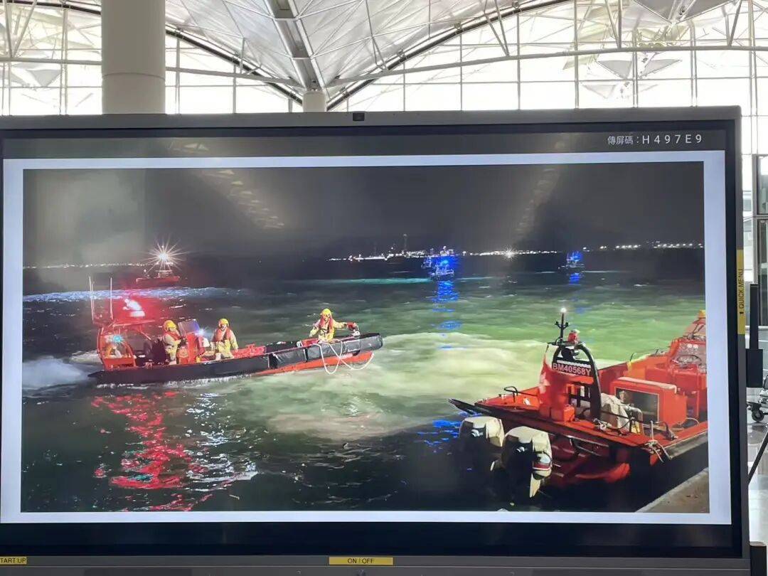 机身断成两截<strong></p>
<p>比特币视频</strong>,2名遇难者在海下约7米处被找到,巡逻车在飞机跑道外被撞进海里,香港机场飞机坠海事故更多细节披露