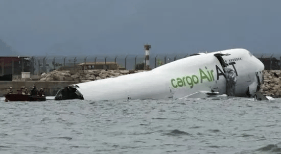 机身断成两截<strong></p>
<p>比特币视频</strong>,2名遇难者在海下约7米处被找到,巡逻车在飞机跑道外被撞进海里,香港机场飞机坠海事故更多细节披露