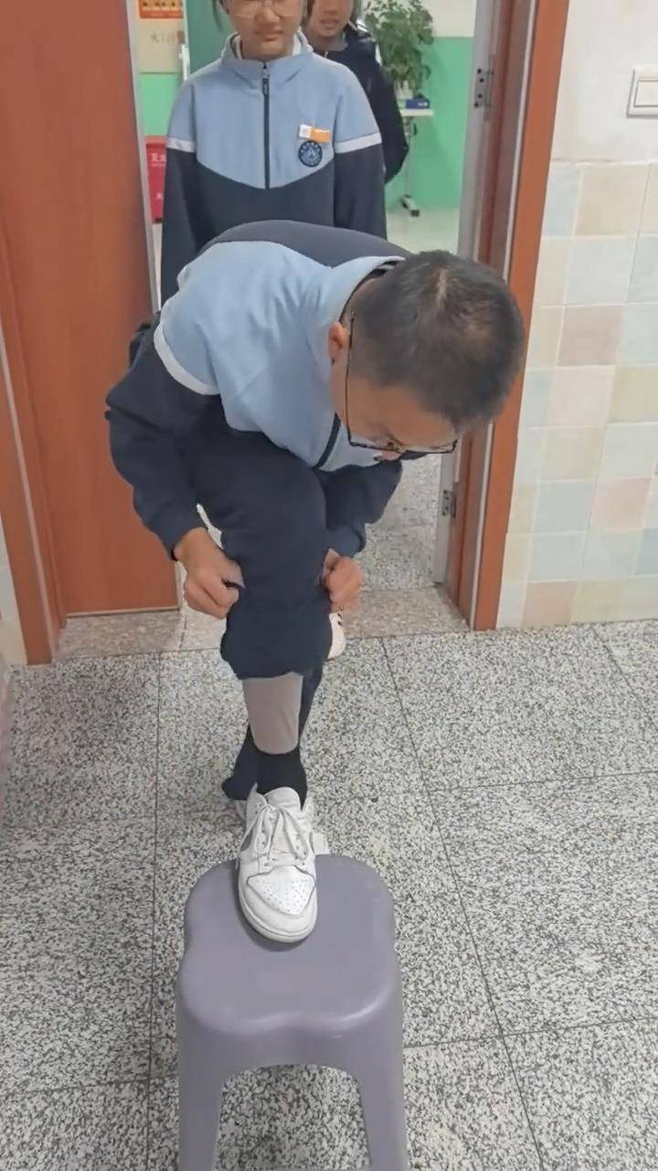 长春一班主任课前让学生排队受检“是否穿秋裤”<strong></p>
<p>比特币视频</strong>，网友点赞：以后你会感谢老师