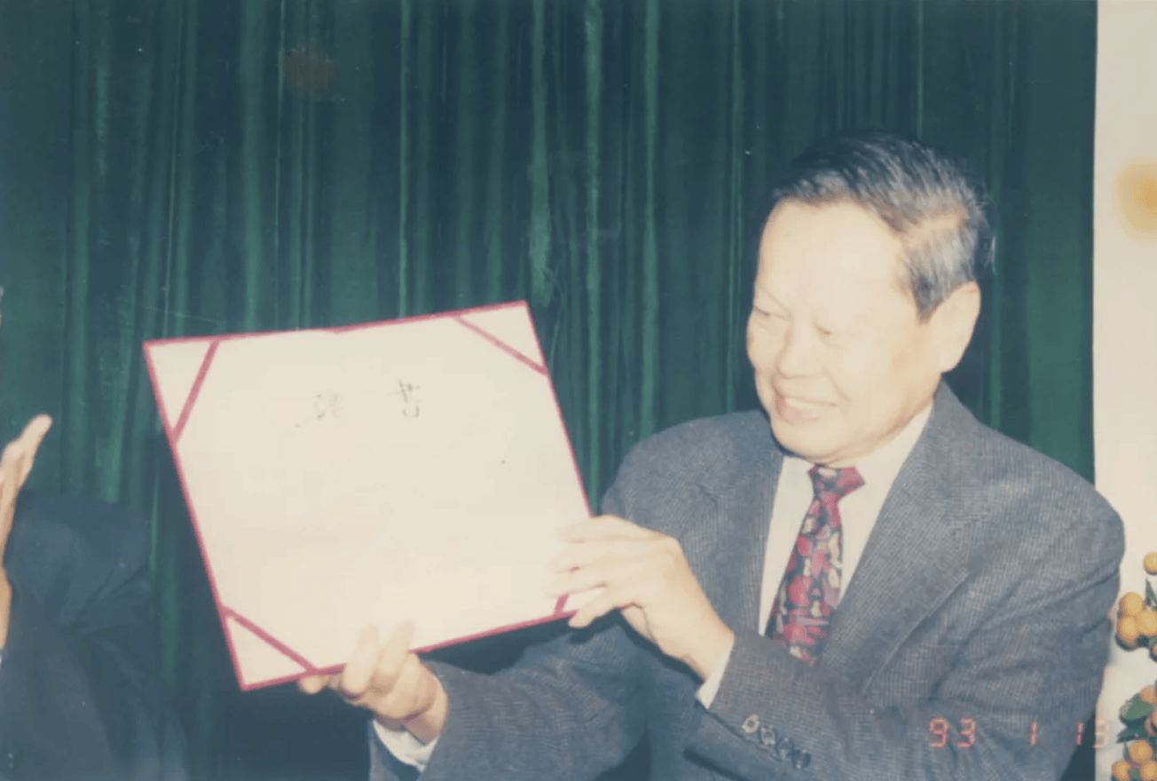 杨振宁为什么连续32年担任东莞理工学院名誉校长<strong></p>
<p>比特币视频</strong>?