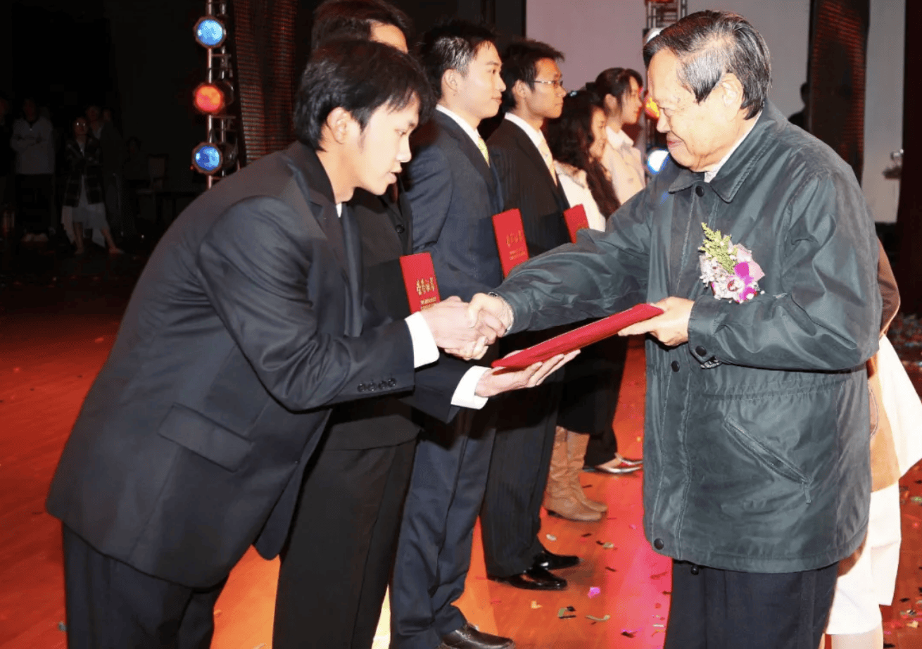 杨振宁为什么连续32年担任东莞理工学院名誉校长<strong></p>
<p>比特币视频</strong>?