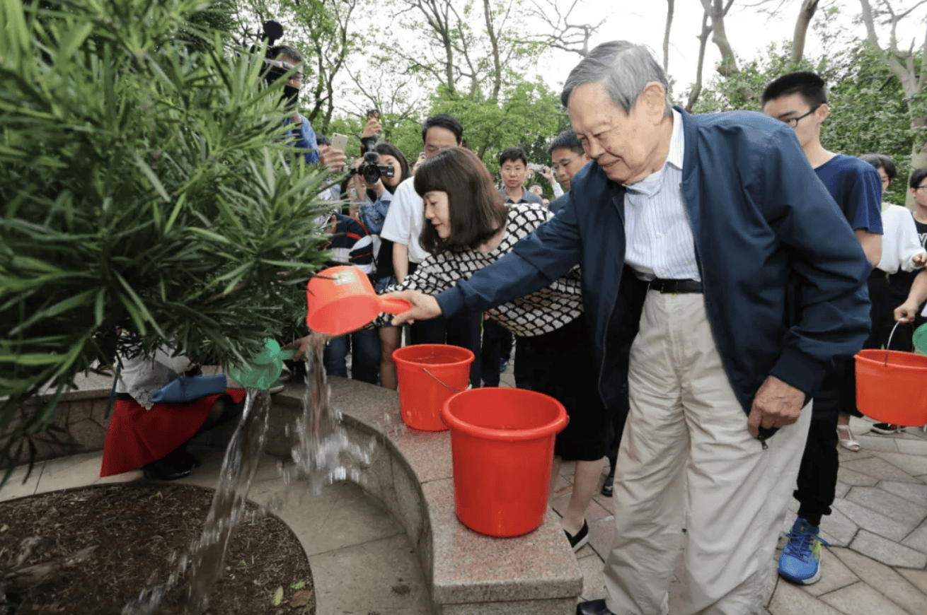 杨振宁为什么连续32年担任东莞理工学院名誉校长<strong></p>
<p>比特币视频</strong>?