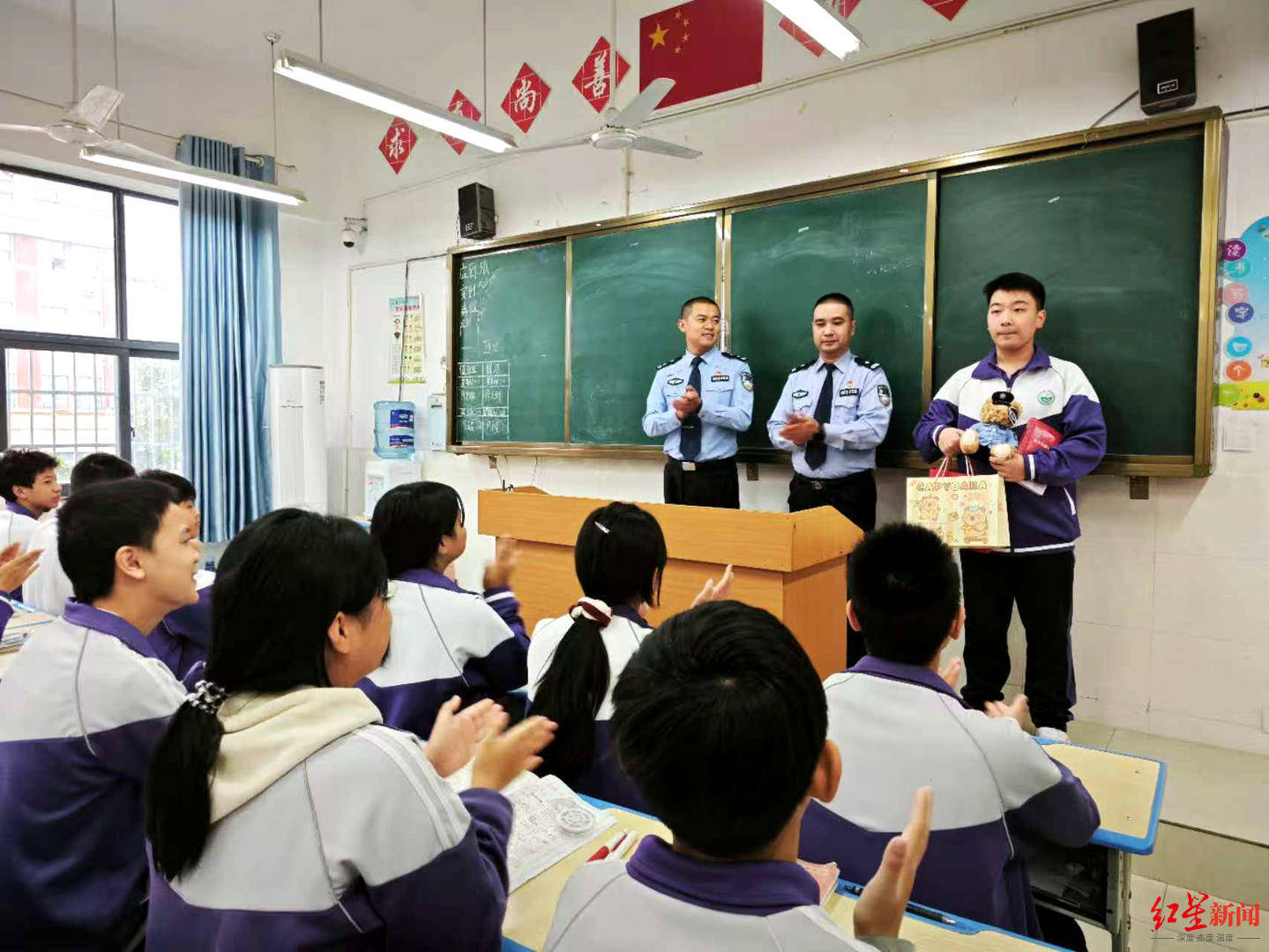 初二男生捡到1.4万余元现金<strong></p>
<p>比特币交易所</strong>，淡定拍视频后报警物归失主，民警送“奖”到校园