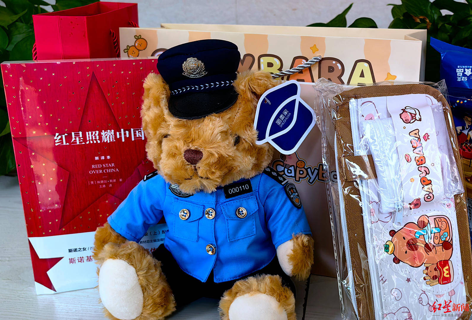 初二男生捡到1.4万余元现金<strong></p>
<p>比特币交易所</strong>，淡定拍视频后报警物归失主，民警送“奖”到校园