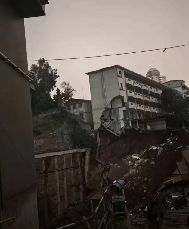 近4000人小学突发坍塌形成巨大坑洞<strong></p>
<p>比特币交易所</strong>,操场塌下去一半,“还好发生在夜里”