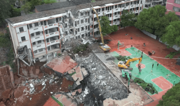 近4000人小学突发坍塌形成巨大坑洞<strong></p>
<p>比特币交易所</strong>,操场塌下去一半,“还好发生在夜里”