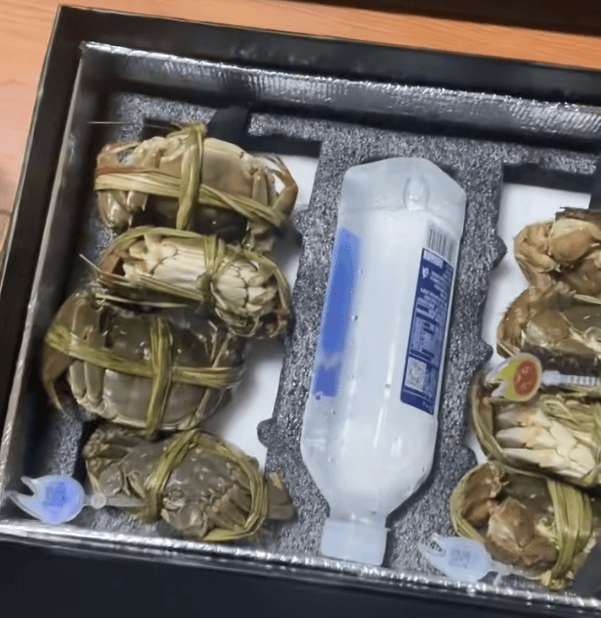 消费者花400元买到臭蟹客服建议蘸醋吃<strong></p>
<p>比特币交易所</strong>,“包退包赔”的售后执行严苛,网红蟹太太信任危机凸显,被协会除名屡遭行政处罚