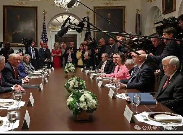 他被特朗普当众羞辱<strong></p>
<p>一个比特币多少钱</strong>,全场都在哄笑